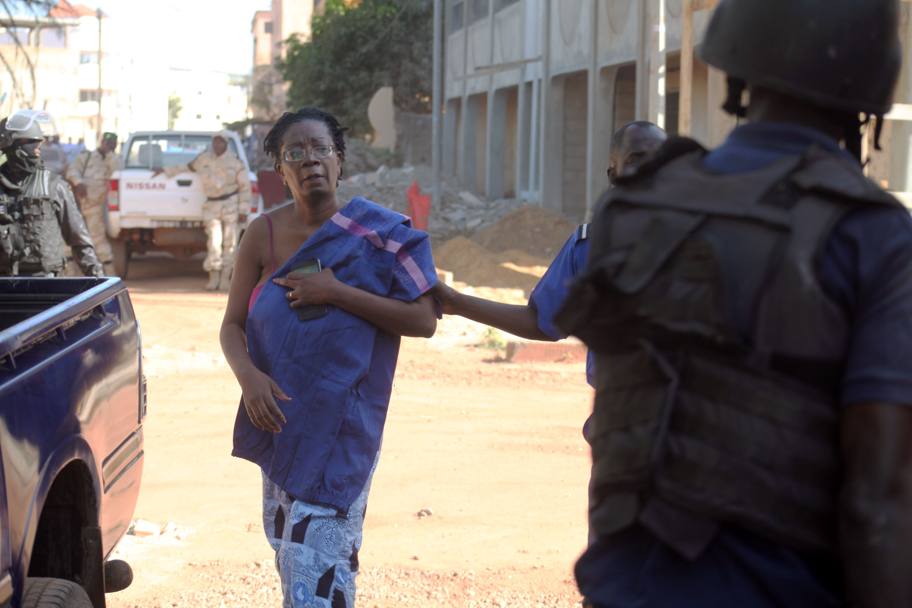 Gli ostaggi liberati scortati dalla polizia Afp 